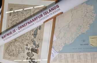 Tvö íslandskort frá mismunandi tímum og upprúllað veggspjald
