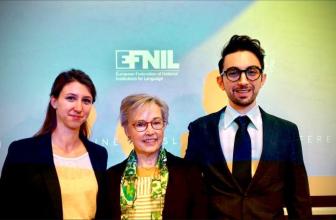Handhafar verðlauna frá EFNIL standa sitt hvoru megin við Sabine Kirchmeier forseta EFNIL