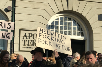 Hópur mótmælenda. Maður með skilti sem á stendur "Helvítis fokking fokk".