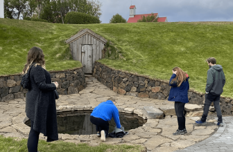 Nemendur skoða Snorralaug