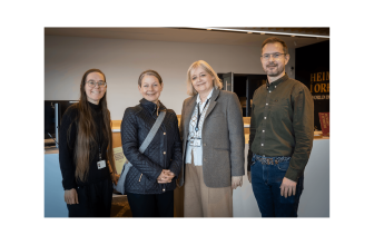 fjórar manneskjur standa saman