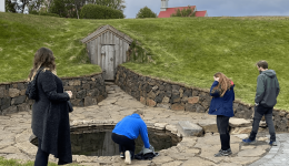 Nemendur skoða Snorralaug