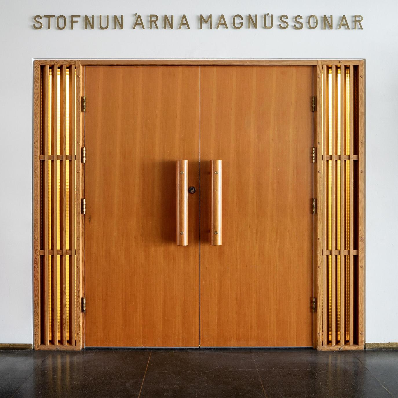 Lokaðar dyr. Fyrir ofan dyrnar stendur Stofnun Árna Magnússonar með gylltum stöfum.