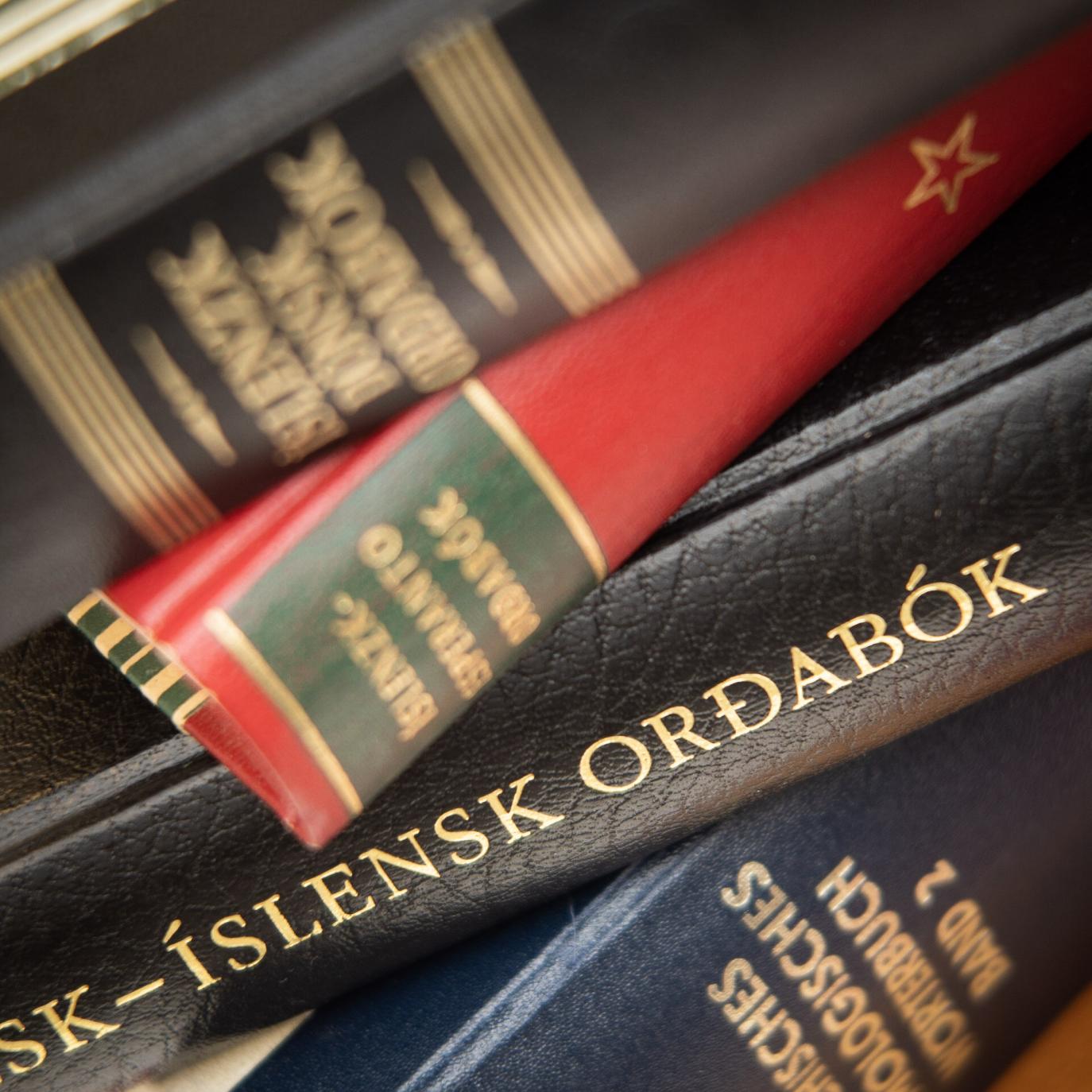 Stafli af orðabókum.