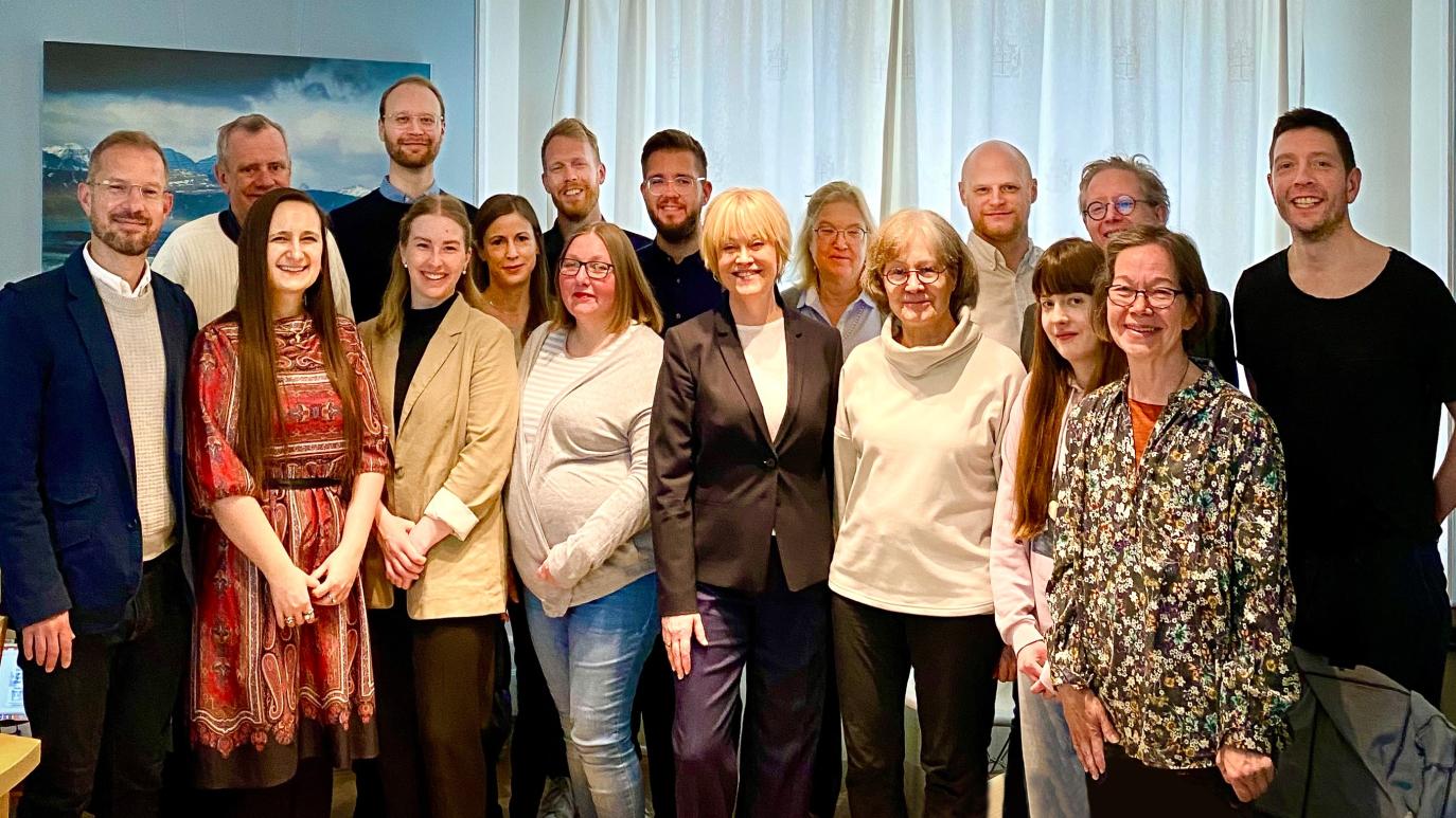 Sautján manns stilla sér upp fyrir myndatöku