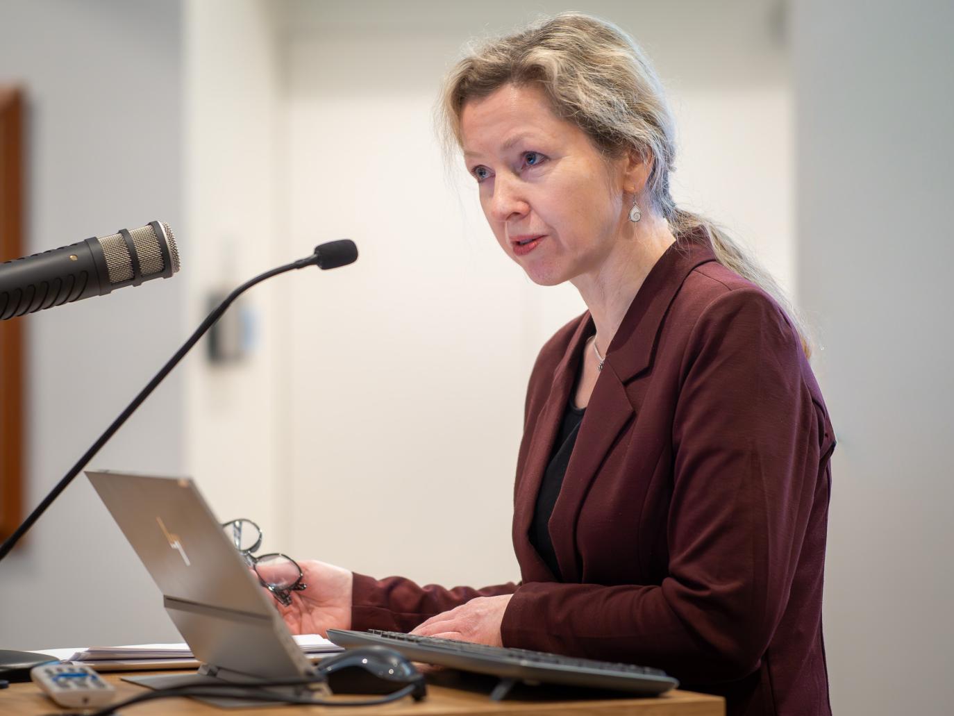 Åslaug Ommundsen flytur fyrirlestur.