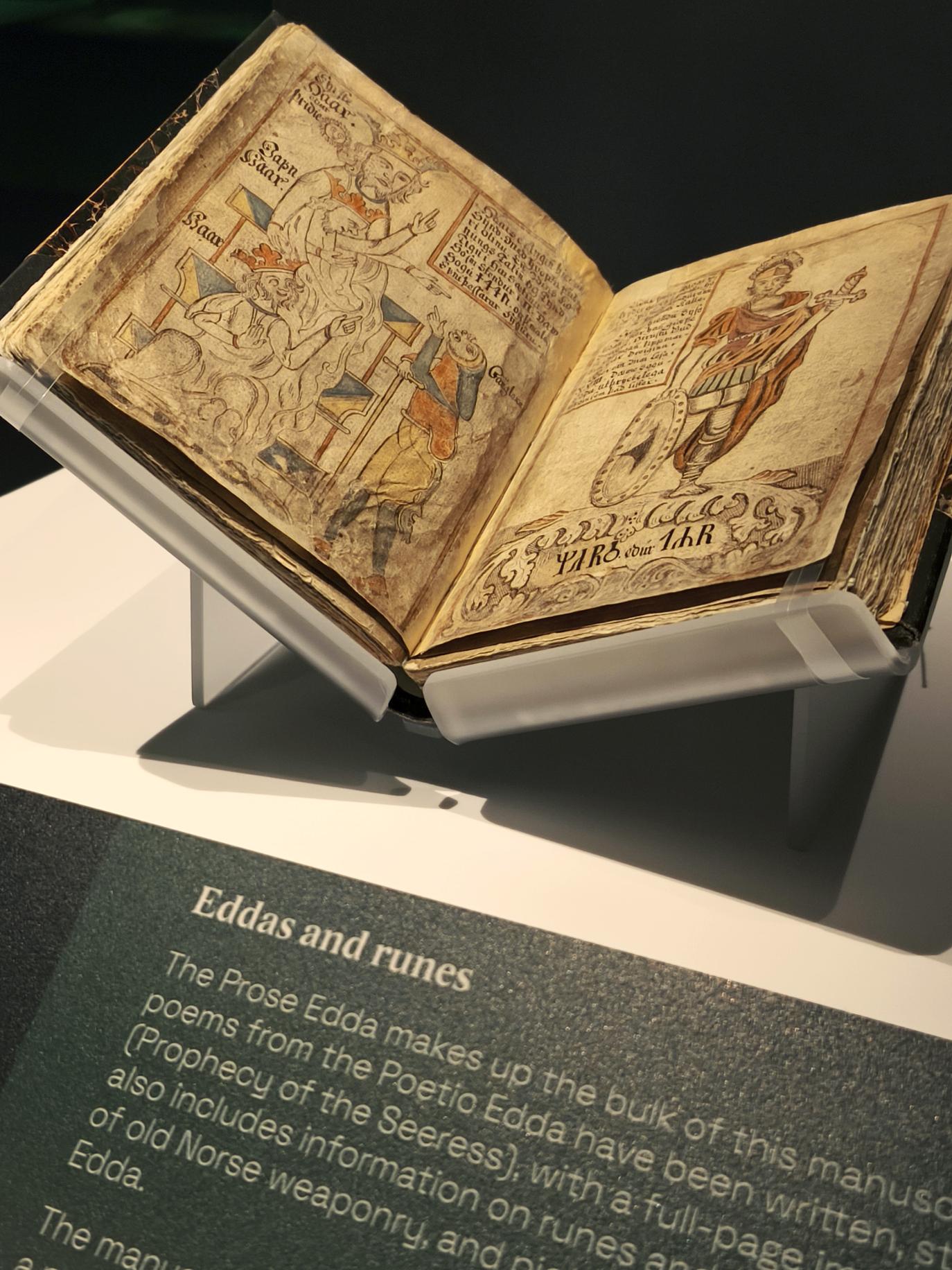 ÍB 299 4to. Eddur og Rúnir.