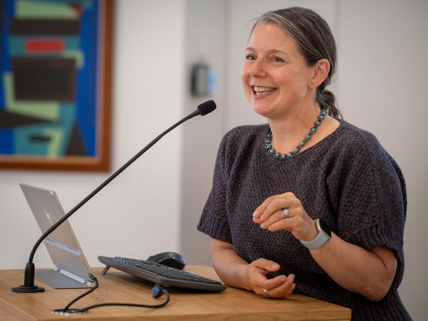 Sendiherra Kanada, Jenny Hill, ávarpaði gestum við upphaf málþingsins.