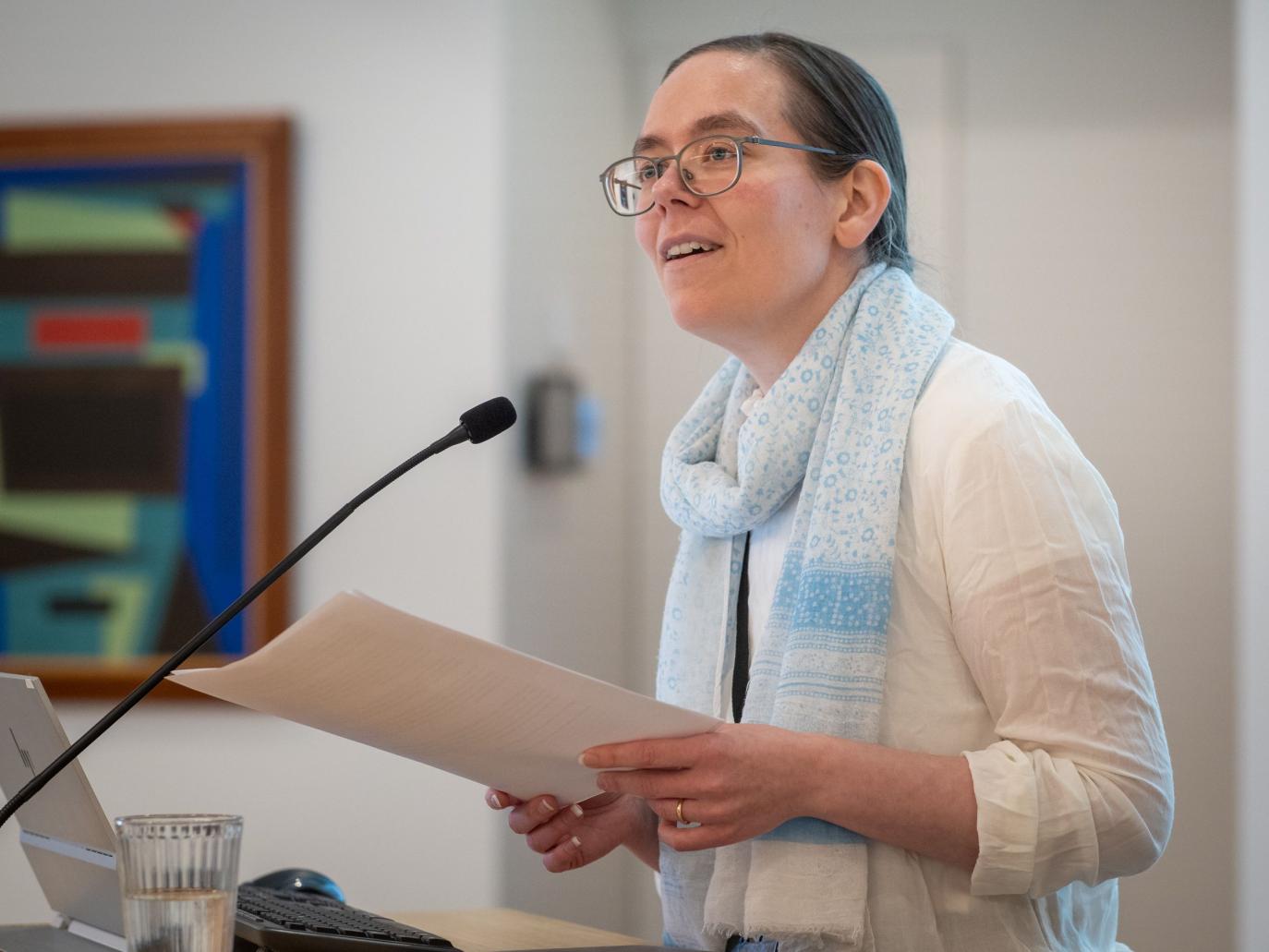 Katelin Marit Parsons hélt erindi undir heitinu Samleifð: að fást við handrit íslenskra vesturfara.