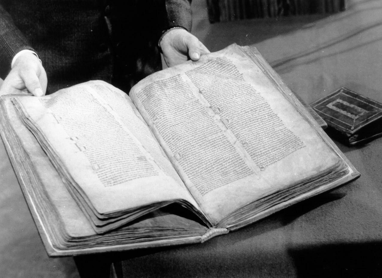 opna úr flateyjarbók er sýnd. texti með stórum höfuðstöfum
