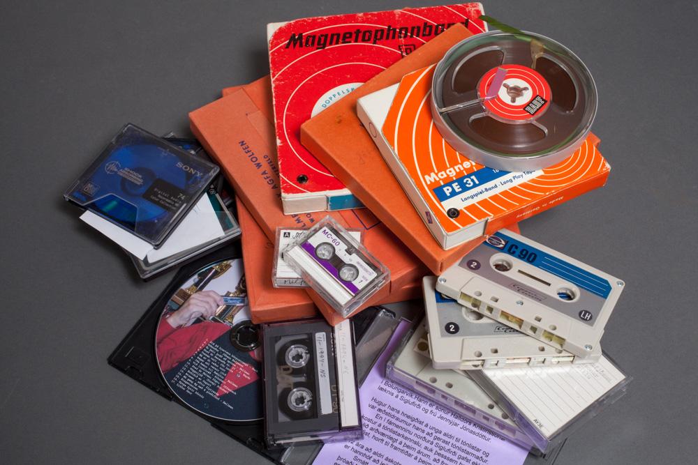 Hrúga af kassettum, spólum, geisladiskum, floppy-diskum o.fl.