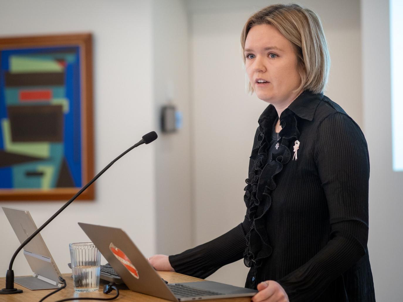 Þórhildur Helga Hrafnsdóttir fékk styrk úr Nýsköpunarsjóði námsmanna í sumar til þess að rannsaka hvernig bæta má samstarf og samskipti milli stofnanna í Kanada og á Íslandi þegar kemur að sameiginlega menningararfinum. Hún sagði frá niðurstöðum verkefnisins á málþinginu.