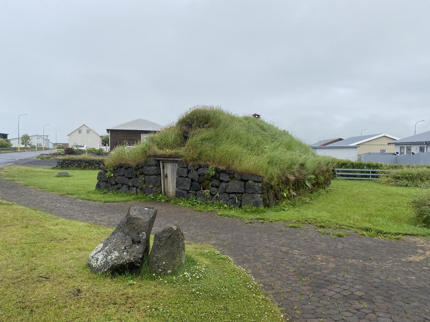 Lítið steinhlaðið torfhús.