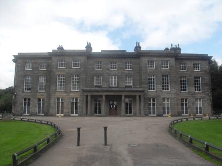 Haigh Hall í Lancashire. Þar var handritið meðan það var í eigu jarlsins af Crawford á 19. öld.