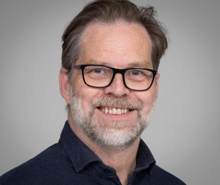 Maður með skegg og svört gleraugu.