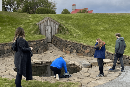 Nemendur Alþjóðlega sumarskólans skoða Snorralaug í Reykholti