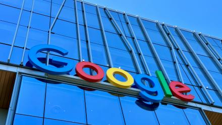 Glerbygging sést og vísar myndavél upp á við. Merki google fyrir miðju á byggingu. 