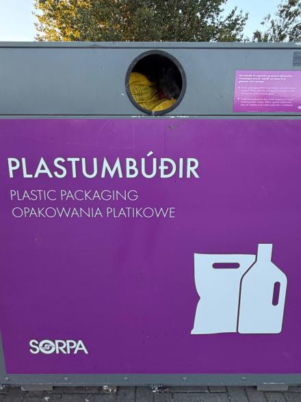 Gámur fyrir plastumbúðir með texta á þremur málum: íslensku, ensku og pólsku.