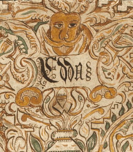 blaðsíða úr pappírs handriti. stór og mikil myndskreyting. fyrir miðju stendur edda. fyrir ofan miðju er haus af manni. í kringum allt eru miklar skreytingar sem minna á lauf, öldur og bylgjur. brúnar, grænar og appelsínugular.