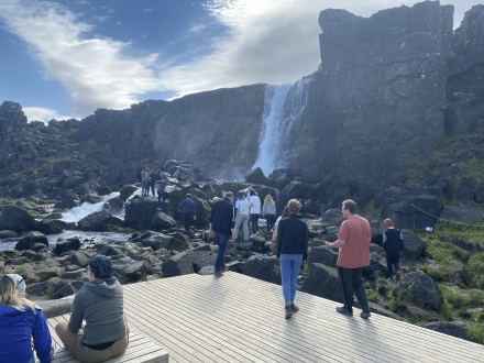 Nemendur Alþjóðlega sumarskólans skoða Öxarfoss