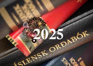 Mynd af orðabókum með ártalið 2025 í forgrunni.